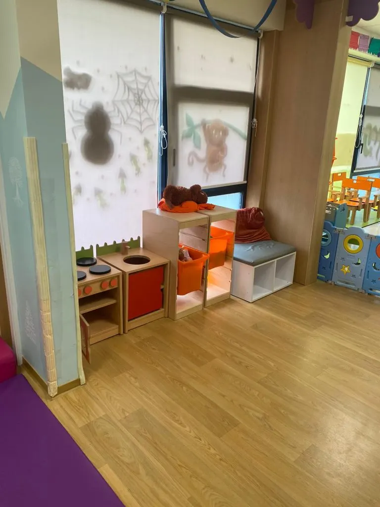 Coin dinette et jeux d'imitation en bois à la micro-crèche Eden des Petits Gagny