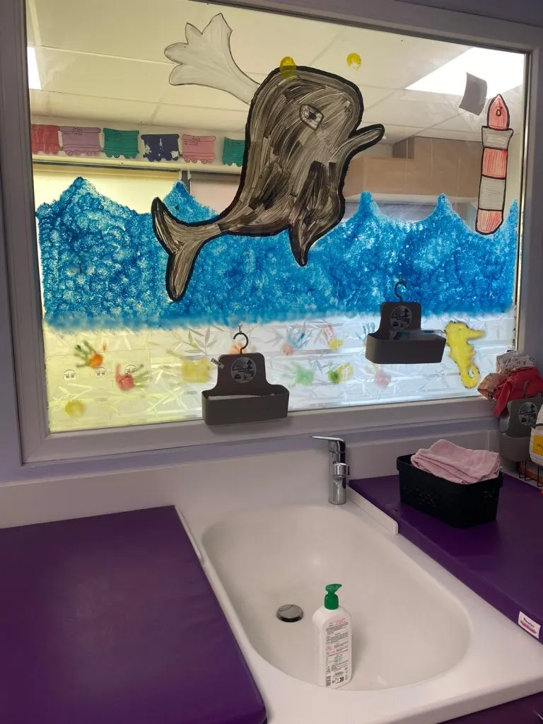 Espace de change décoré sur le thème marin à la micro-crèche Eden des Petits Gagny