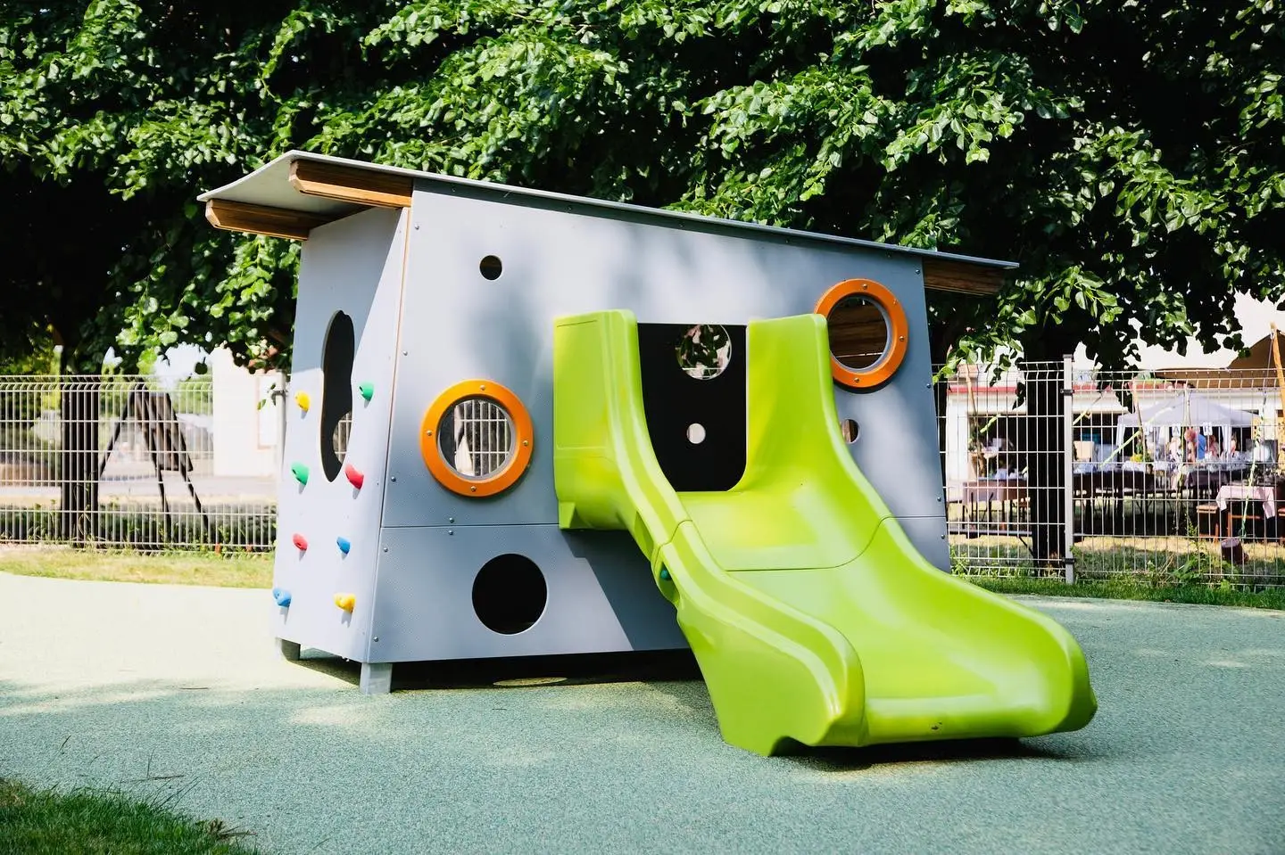 Aire de jeux extérieure de la micro-crèche Les Jardins d'Athéna à Saint-Pierre