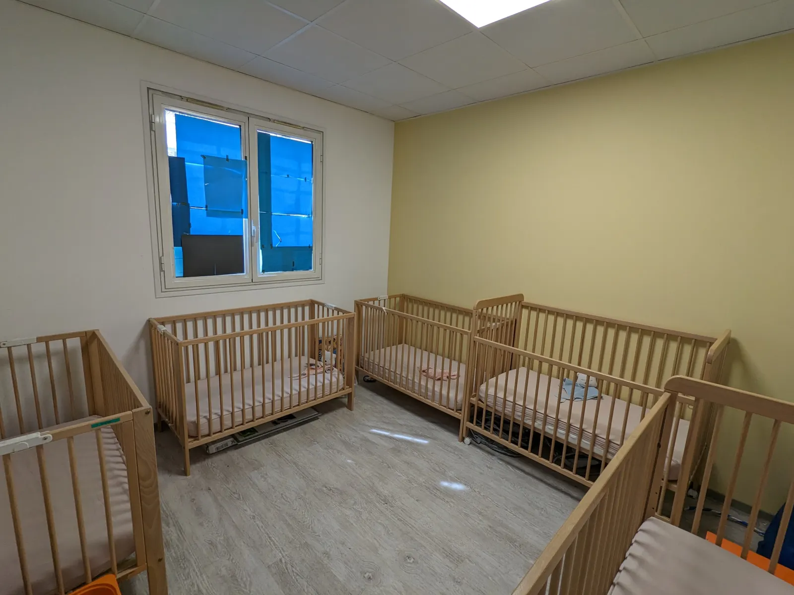 Dortoir des bébés à la micro-crèche Les Petites Pousses de Saint-Pierre