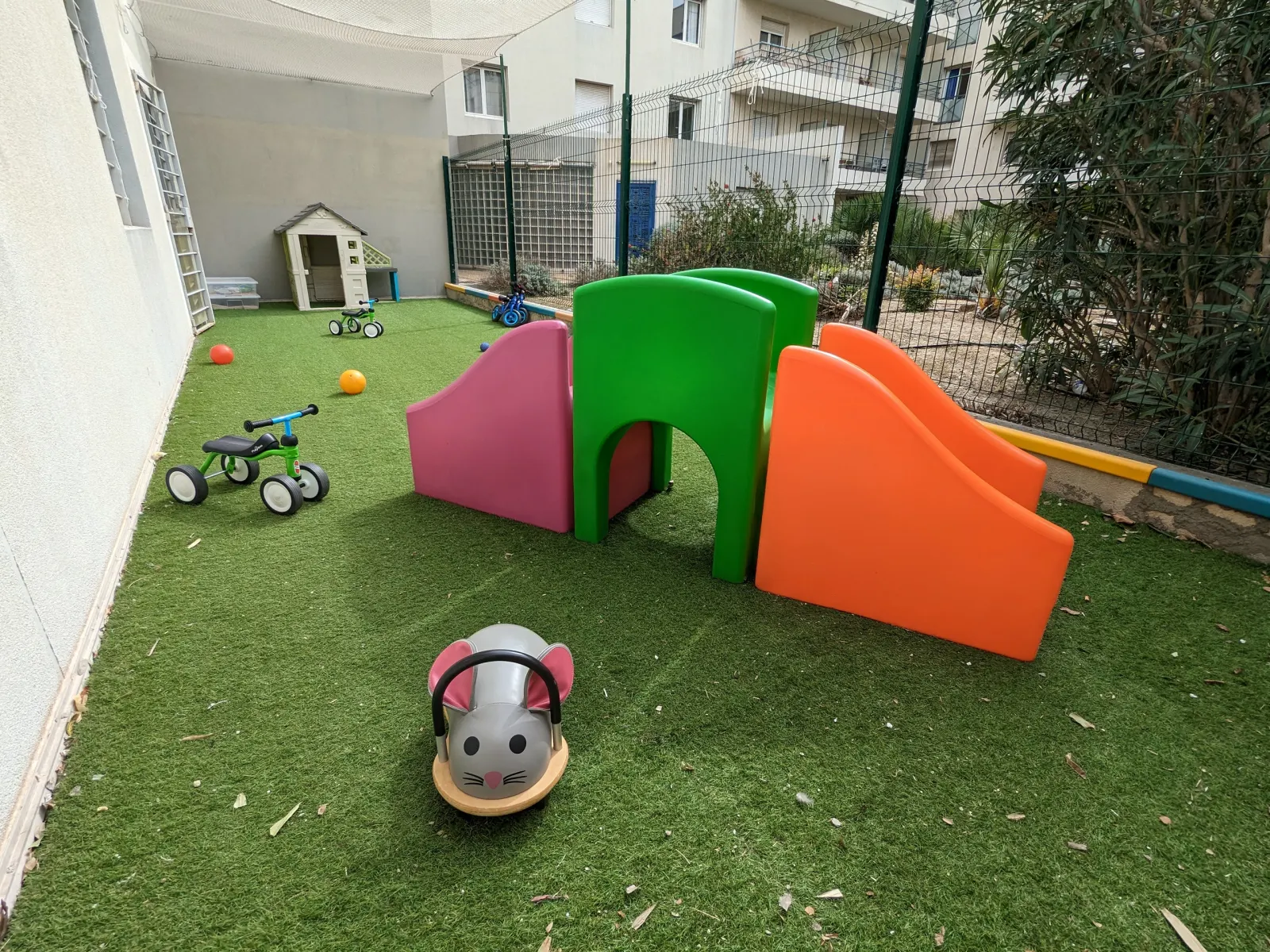Terrasse extérieure de la micro-crèche Les Petites Pousses de Saint-Pierre à Marseille