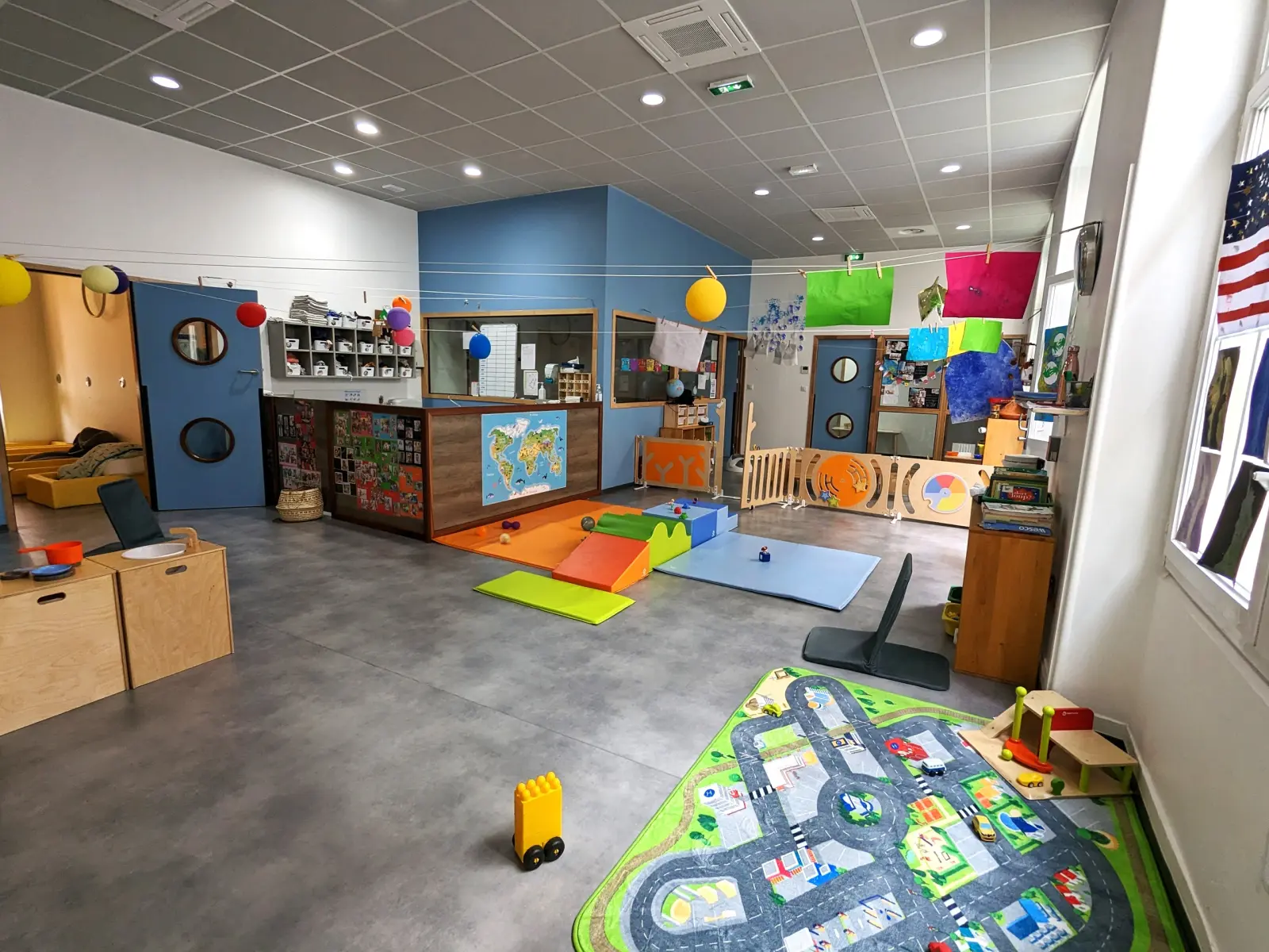 Salle de vie de la micro-crèche Antoine Versini 2, vue d'ensemble