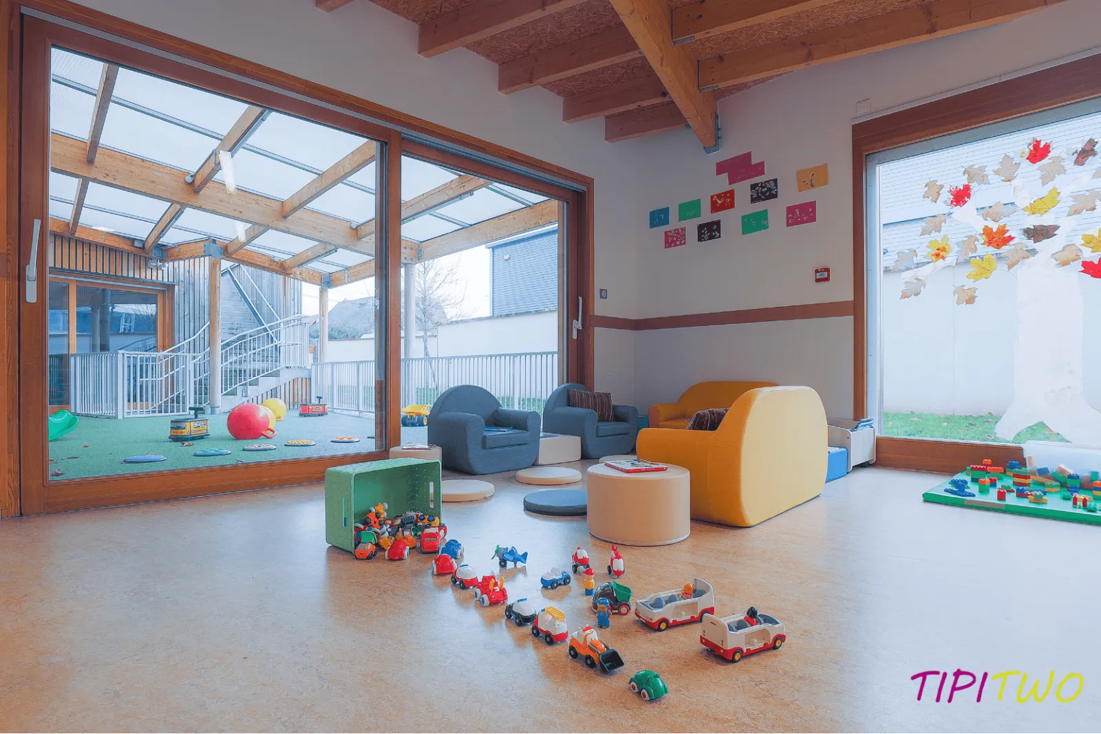 Espace de vie et terrasse couverte à la crèche Tipitwo à Poissy