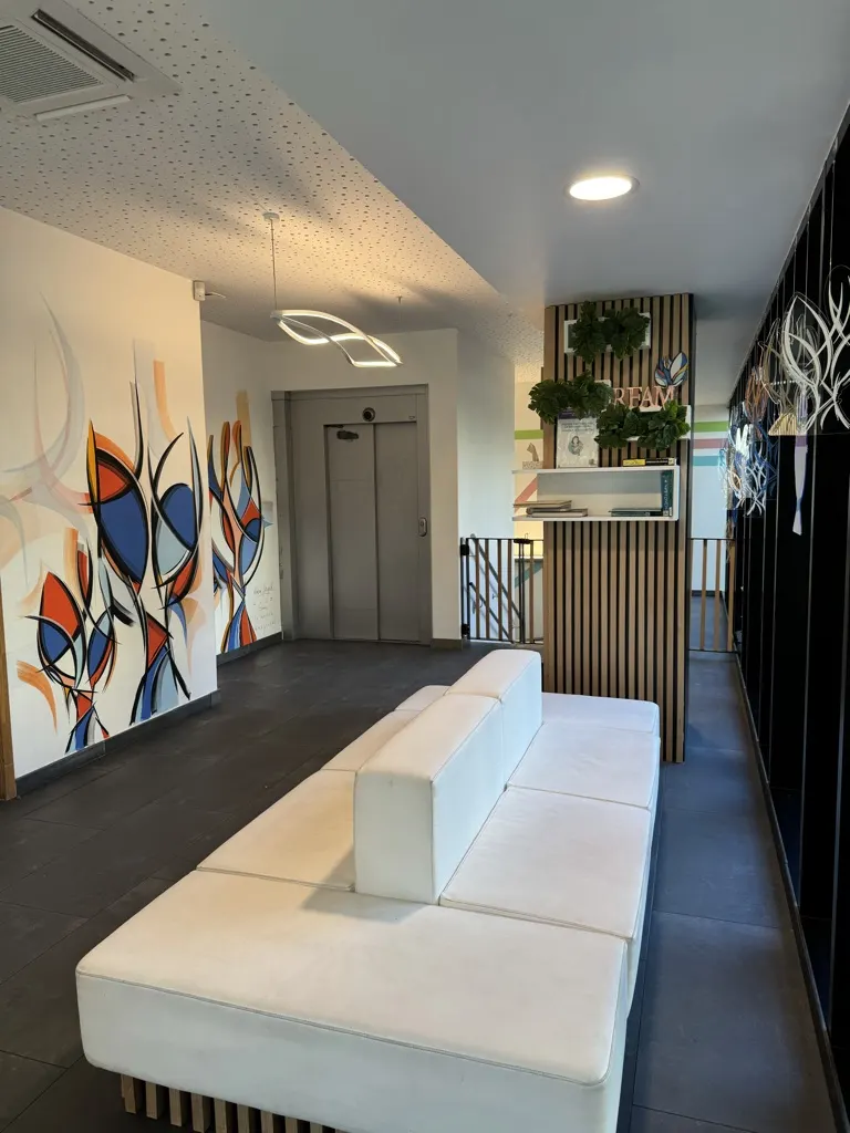 Espace d'accueil et fresque murale de la crèche La Maison Kangourou Peupliers