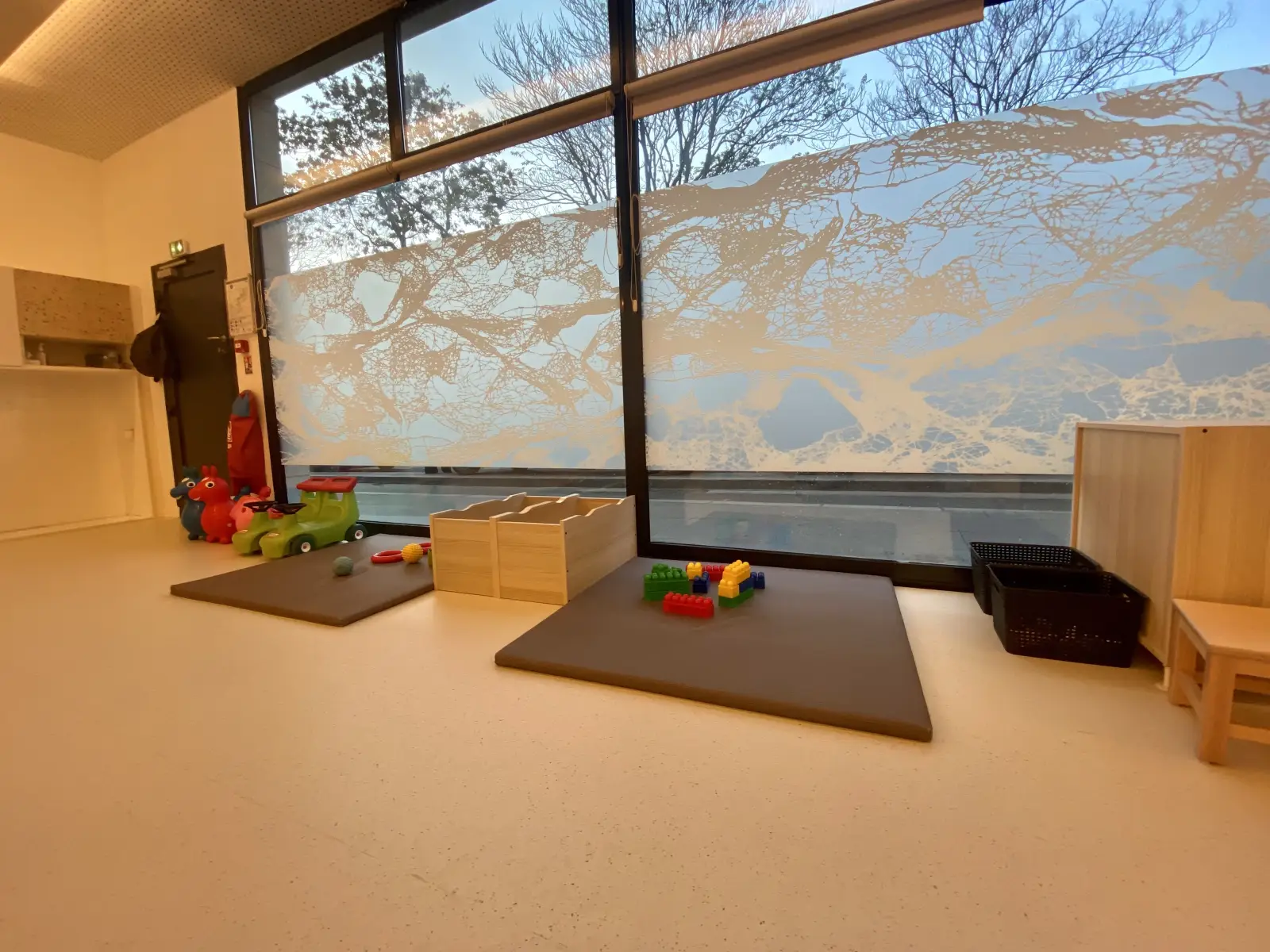Espace de change et sanitaires de la crèche La Maison Kangourou Chapelle à Paris 18e