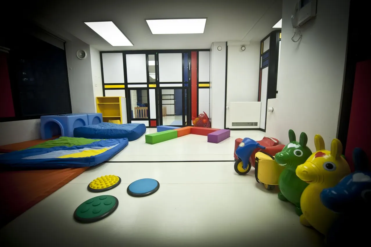 Salle d'éveil colorée de la crèche La Maison Kangourou Ourcq à Paris 19e
