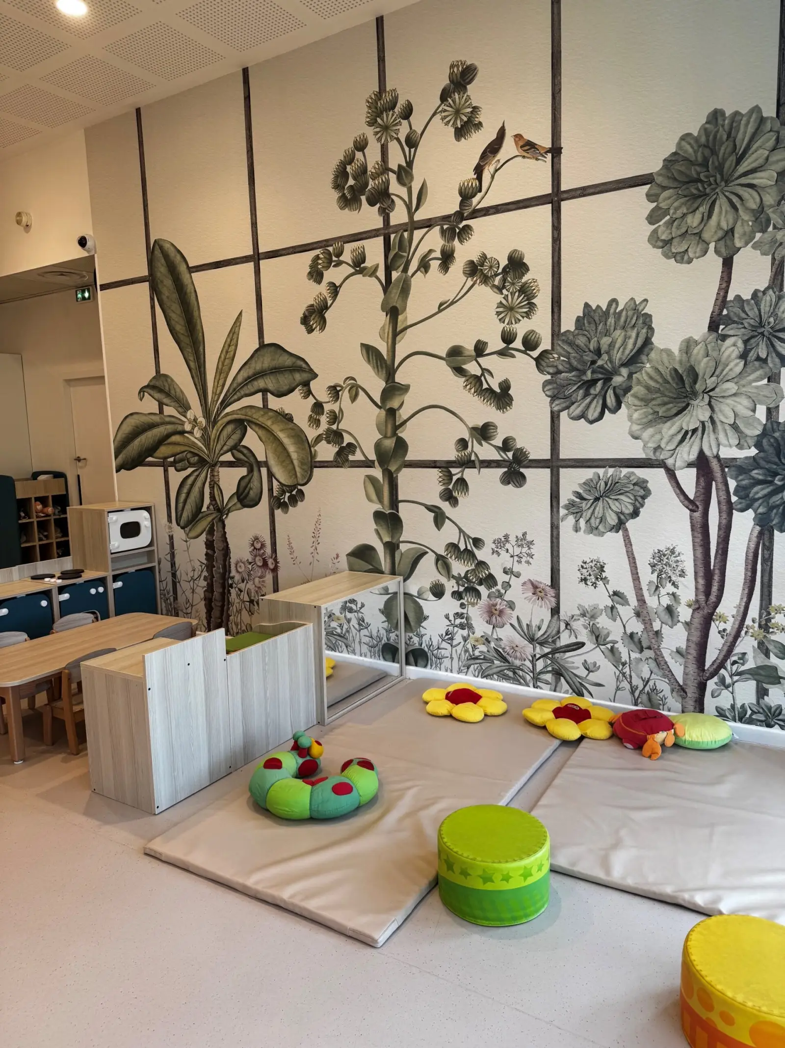 Fresque nature et espace calme dans la crèche de Villepinte