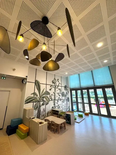 Salle de jeux lumineuse aux grandes baies vitrées, La Maison Kangourou Villepinte