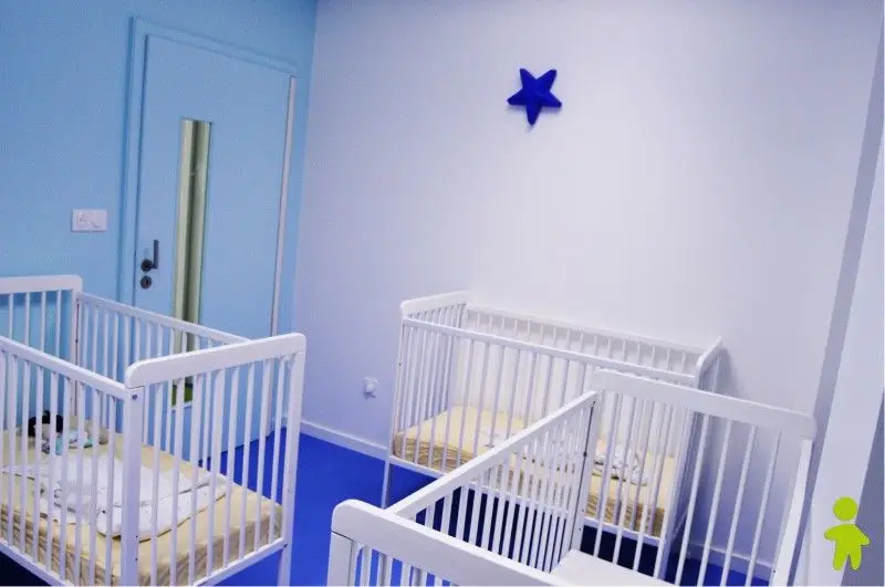 Dortoir et lits bébé de la micro-crèche Les Chérubins de Vendenheim