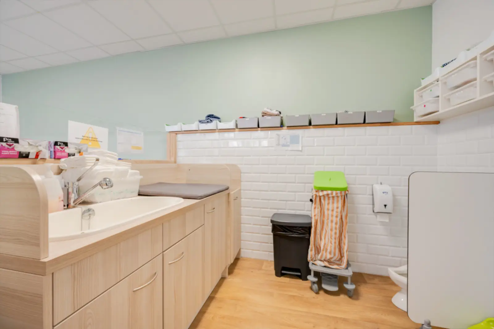 Espace de change de la micro-crèche Les Aventuriers de Rueil-Colmar