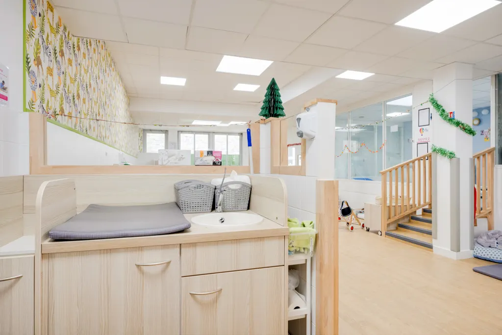 Espace de change et de motricité de la micro-crèche Les Aventuriers de Paris-Lecourbe