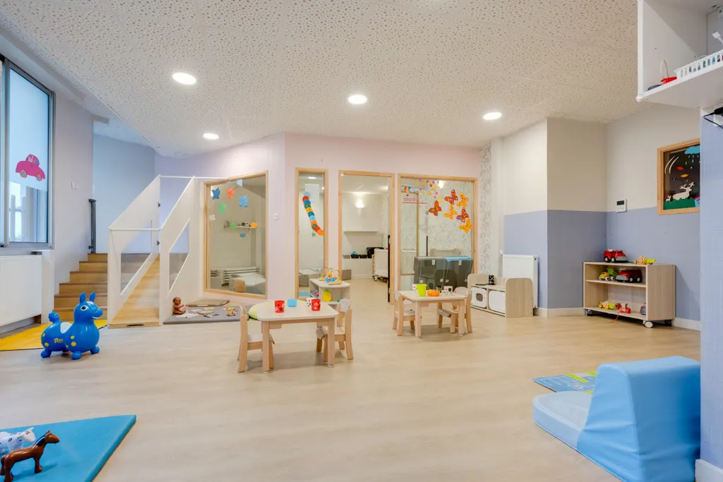 Espace de motricité et toboggan de la crèche Les Aventuriers de Neuilly-Villiers