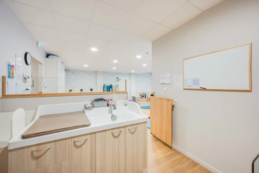 Espace de change de la micro-crèche à Suresnes