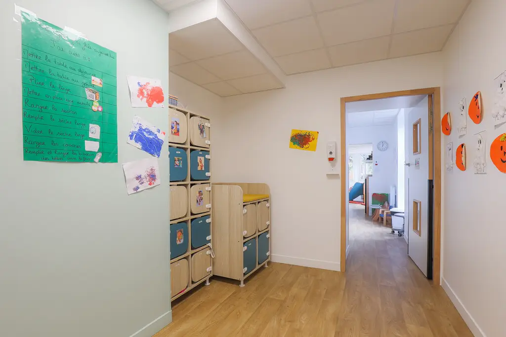 Couloir et rangements de la crèche Baby Montessori à Villennes-sur-Seine Foch