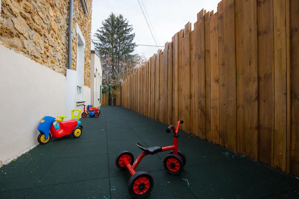 Espace extérieur de la crèche Baby Montessori à Villennes-sur-Seine Foch