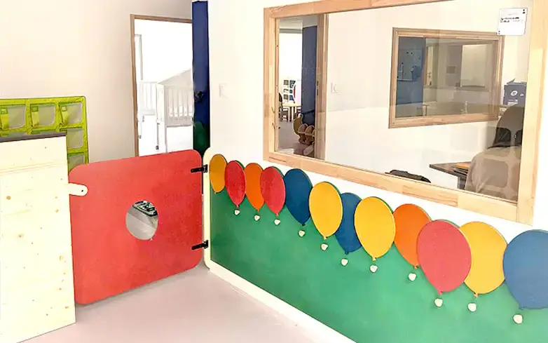 Entrée et accueil de la micro-crèche Les Petits Ballons à Meyreuil