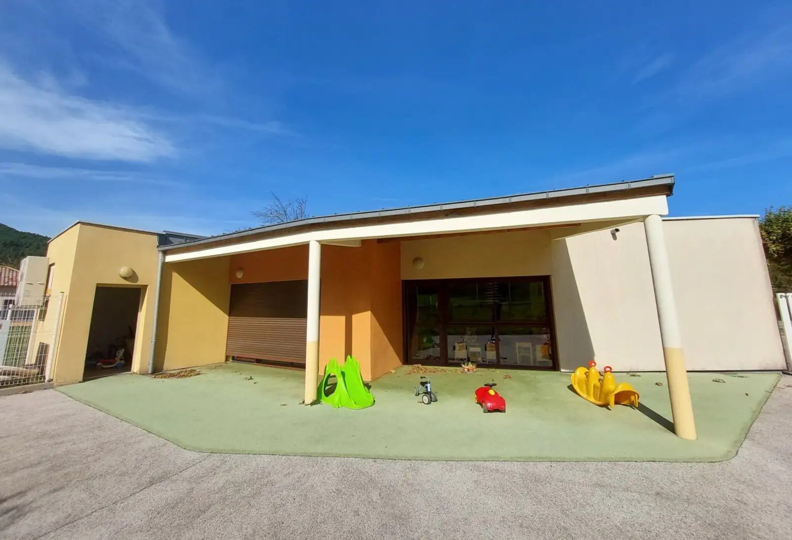 Façade de la micro-crèche Los Quinsons à Chamborigaud, entourée de verdure