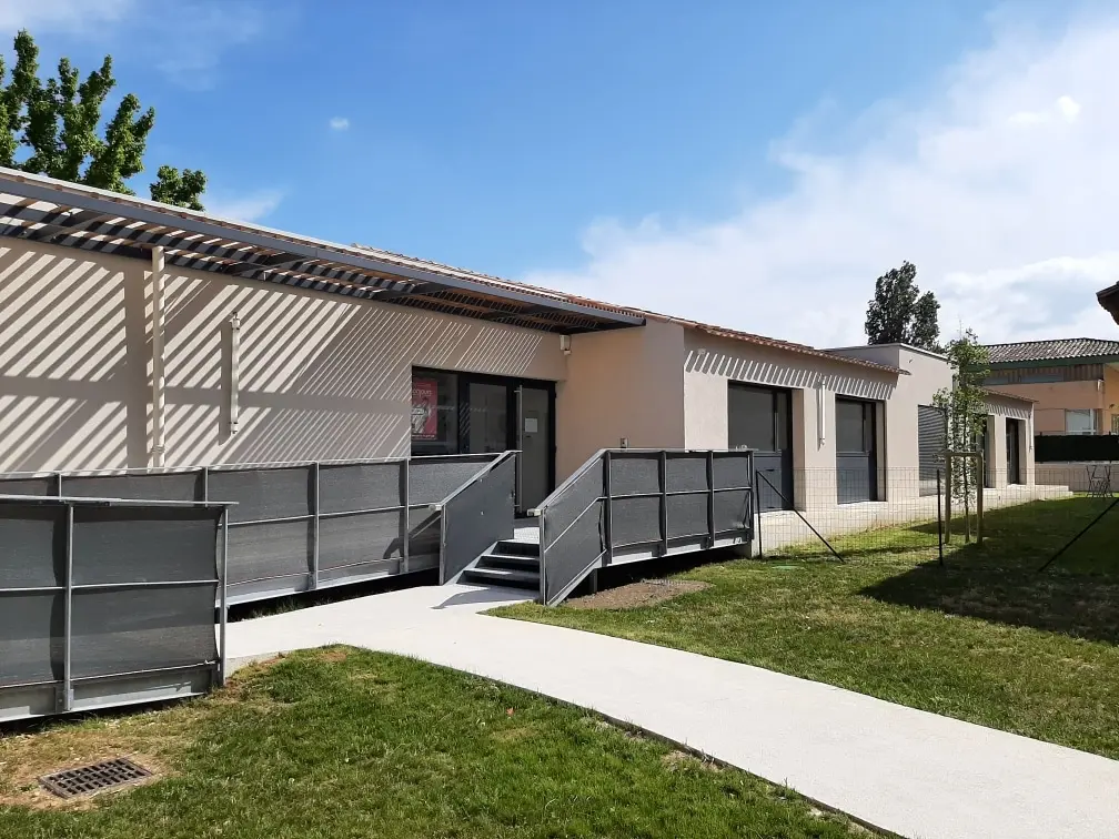 Une crèche familiale au cœur du village, avec un grand jardin