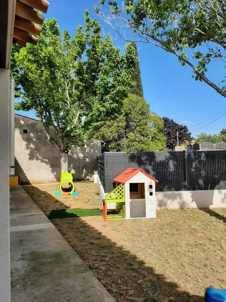 Cabane et espace de jeux du jardin de la crèche Chapi Chapo à Clarensac