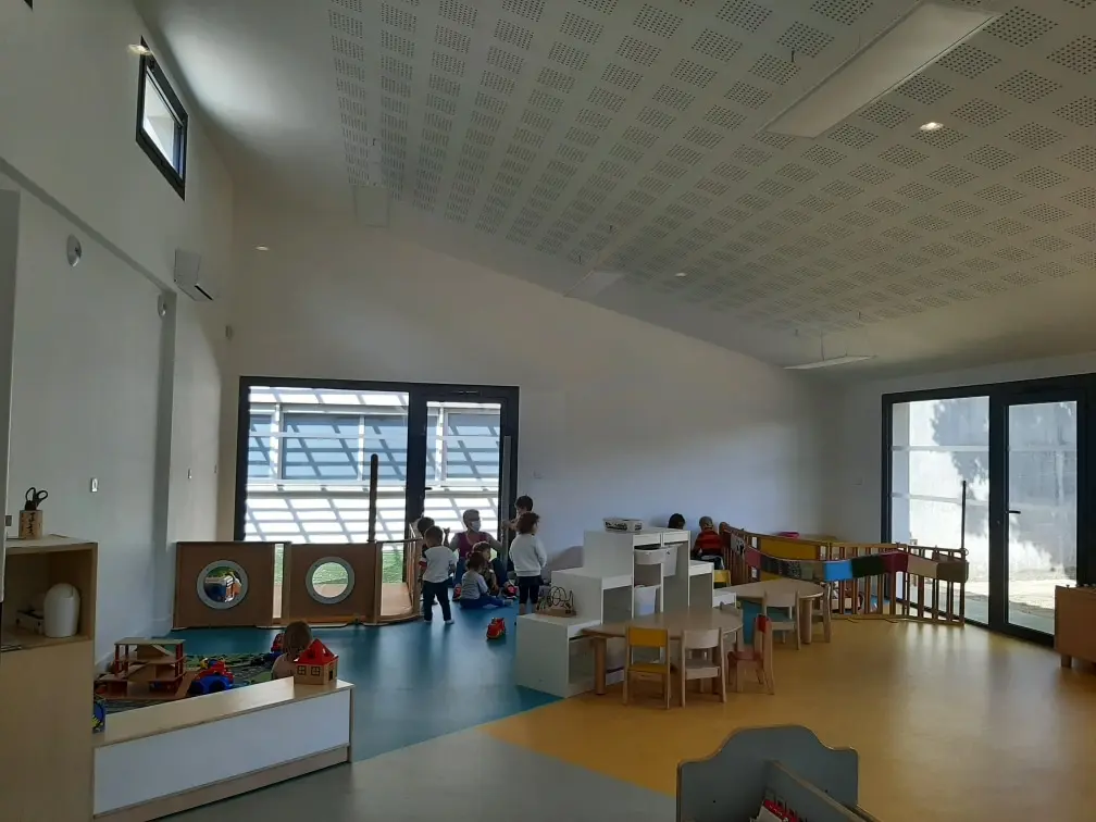 Salle de vie lumineuse de la crèche Chapi Chapo à Clarensac