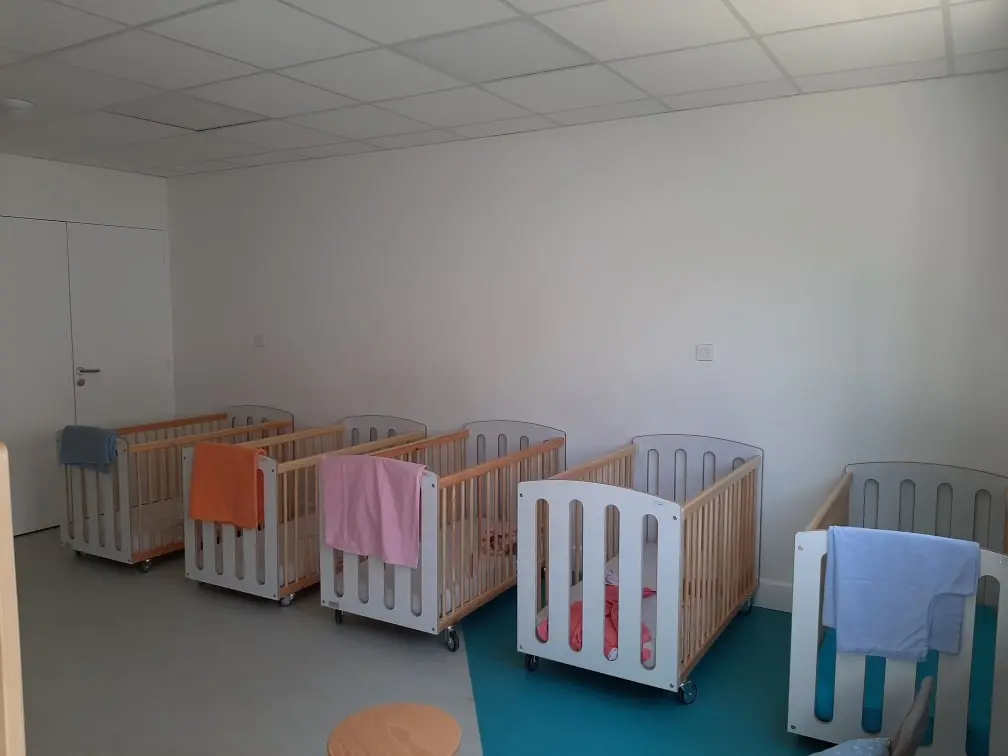 Dortoir aménagé de la crèche Chapi Chapo à Clarensac