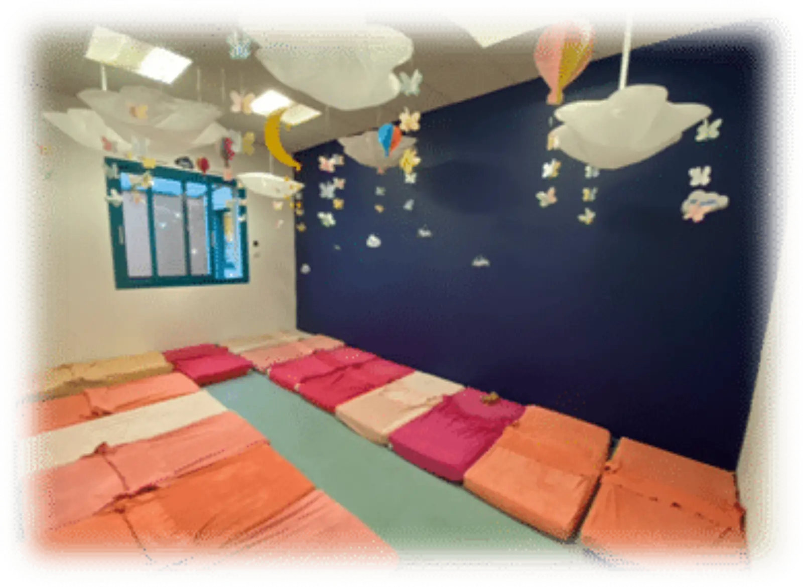 Dortoir aménagé pour la sieste à la crèche Si Do Ré Mi à Saint-Dionisy