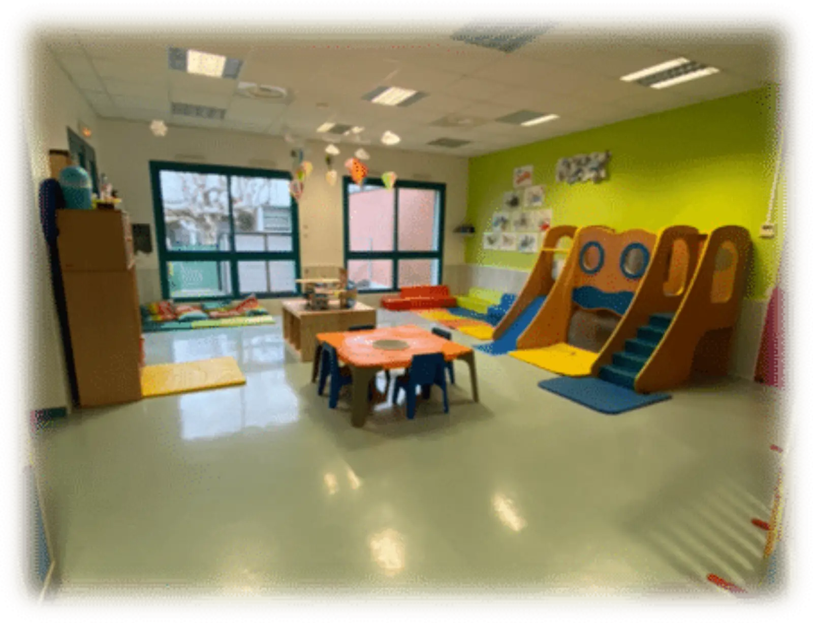 Grande salle de jeux de la crèche Si Do Ré Mi à Saint-Dionisy