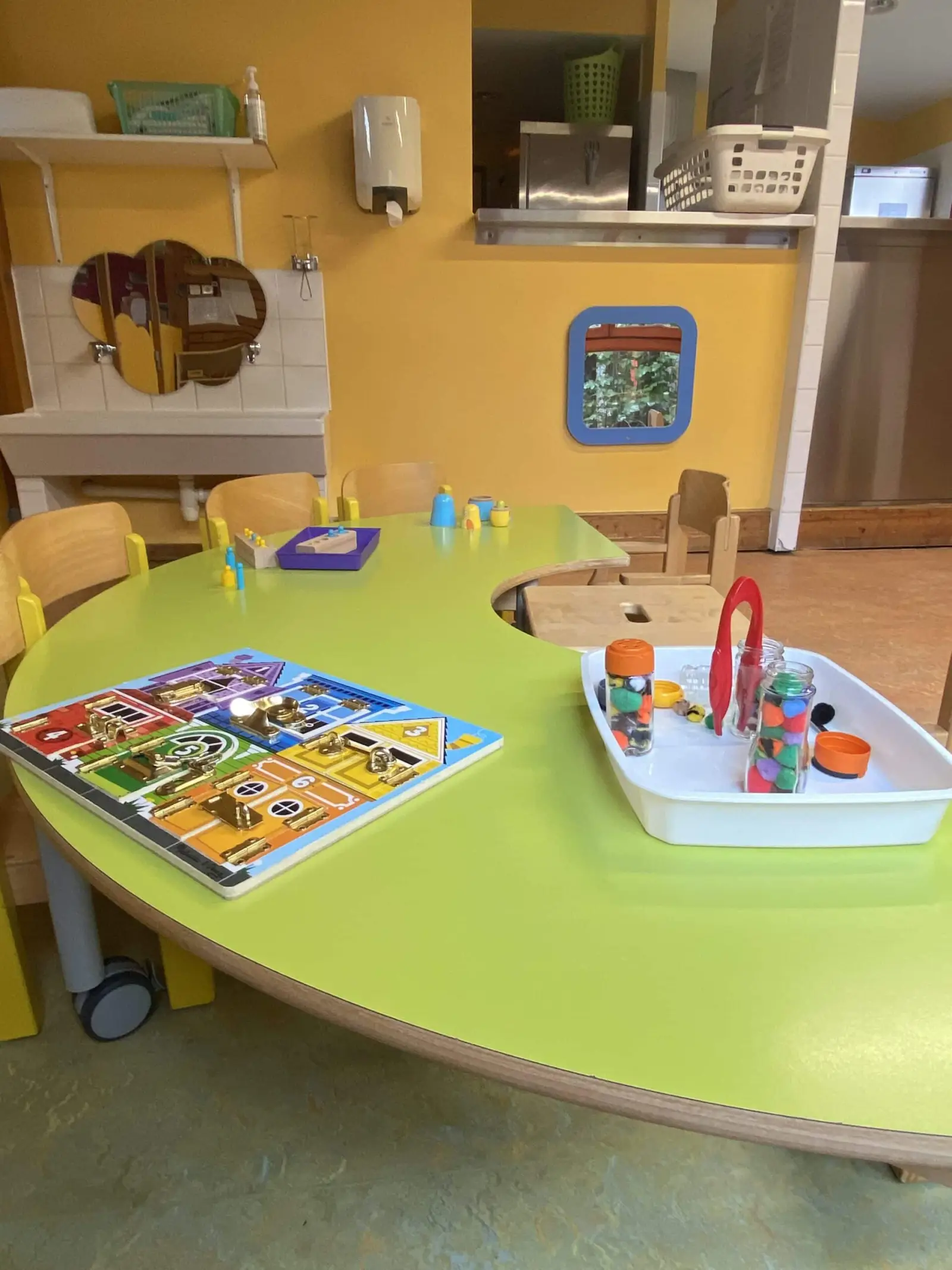 Espace d'activités et de motricité fine à la crèche Les Pitchounets à Vallabrègues