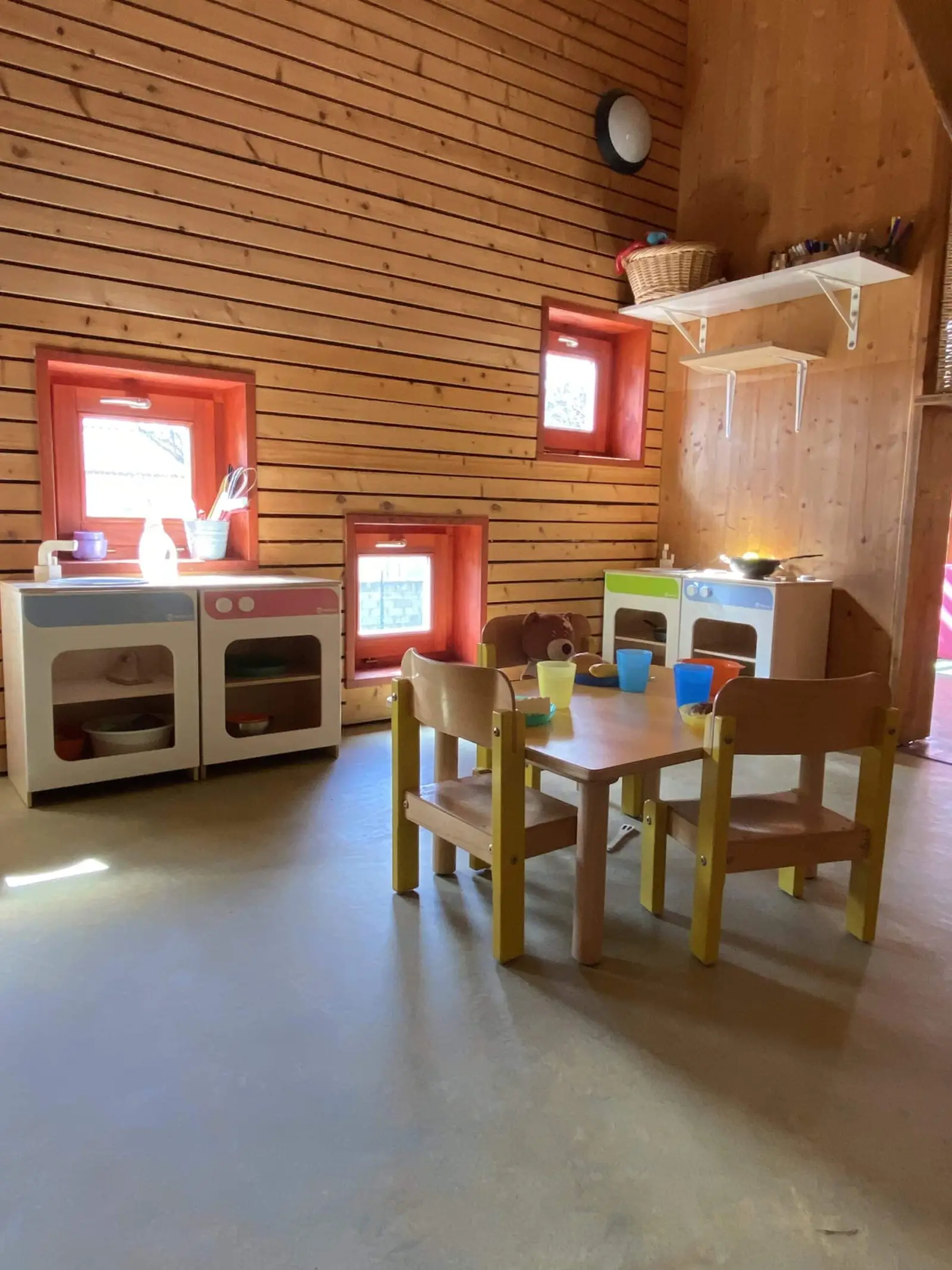 Cabane en bois aménagée en cuisine de jeu à la crèche Les Pitchounets à Vallabrègues