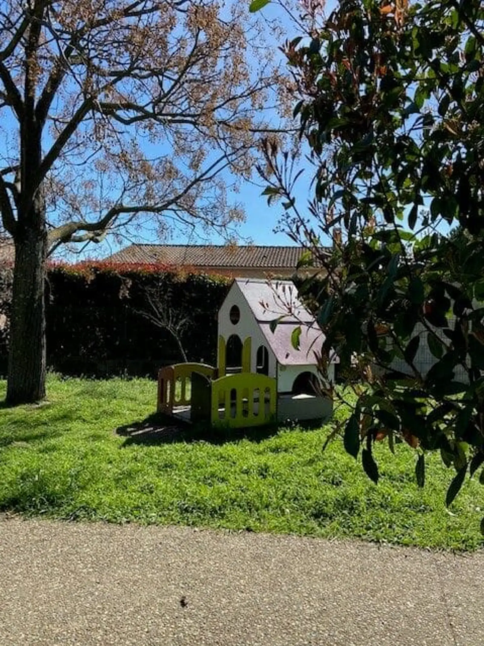 Cabane de jeux extérieure dans le jardin de la crèche Les Pitchounets à Vallabrègues