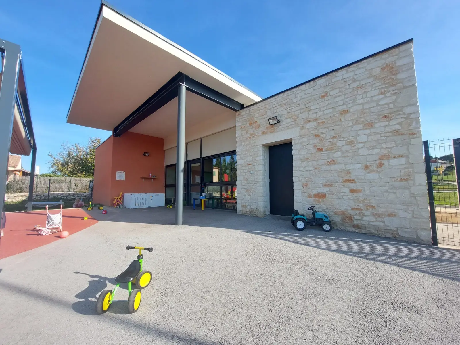 Façade en pierre du pays de la crèche Les Doudous à Barjac