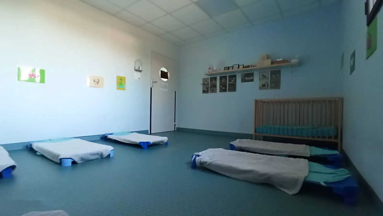 Dortoir aménagé de la crèche Les Doudous à Barjac