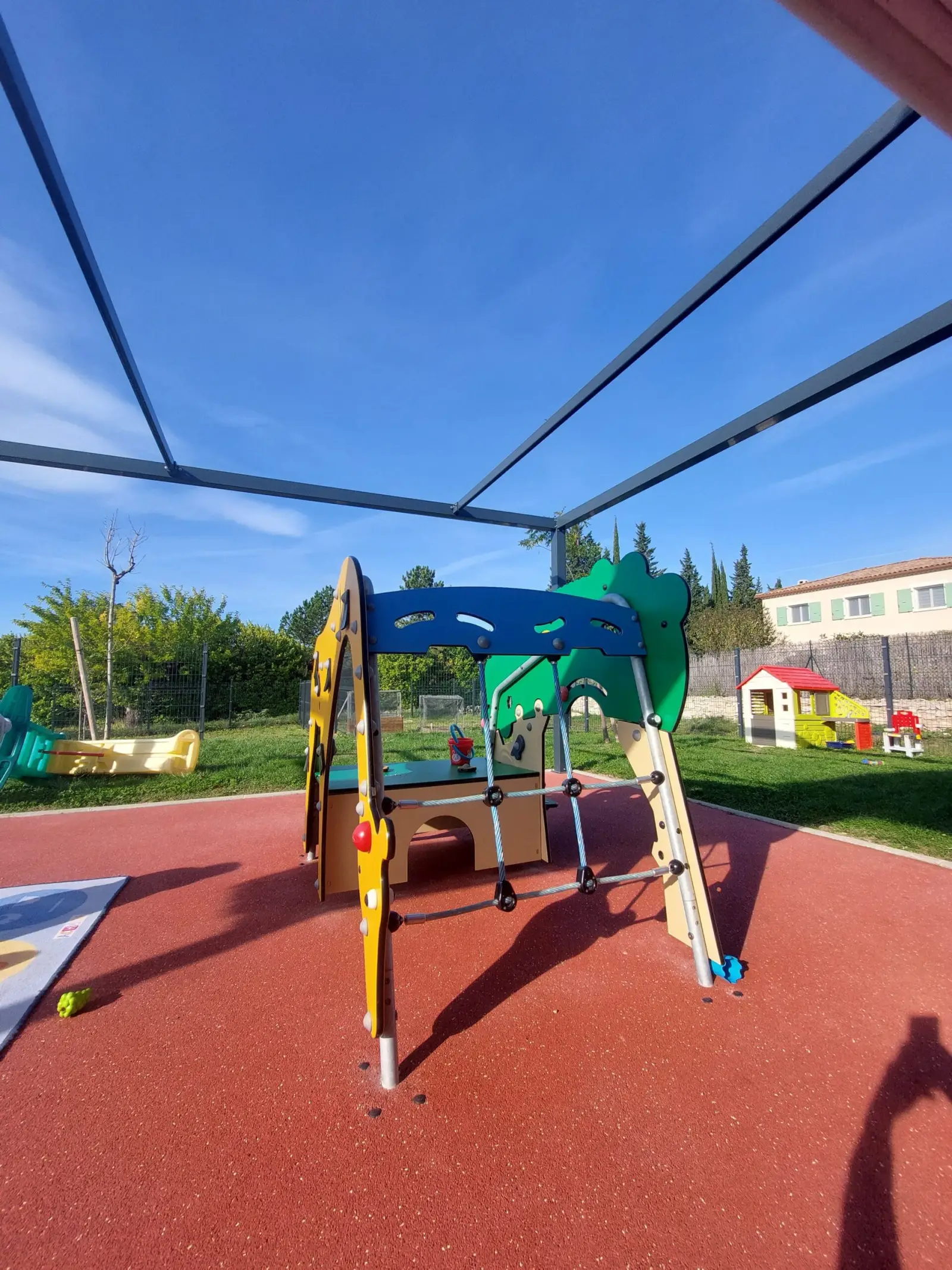 Structure de jeux extérieure couverte de la crèche Les Doudous à Barjac
