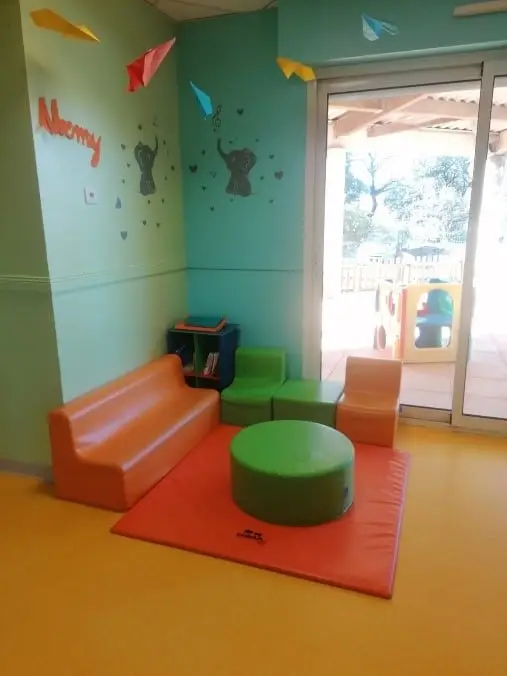 Coin détente avec vue sur le jardin de la crèche Les Bambins à Parignargues