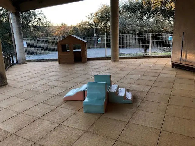 Terrasse couverte et jardin de la crèche Les Bambins à Parignargues