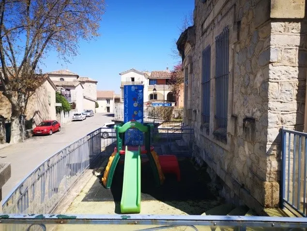 Terrasse extérieure de la micro-crèche Marie-Angèle Randon à Moulézan