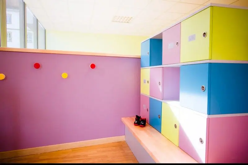 Espace vestiaire et casiers enfants de la micro-crèche Les Chérubins de la Décapole à Haguenau