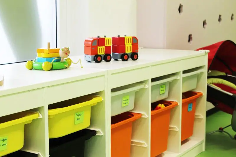 Espace de rangement des jouets de la micro-crèche Les Papillons des Chérubins à Gerstheim