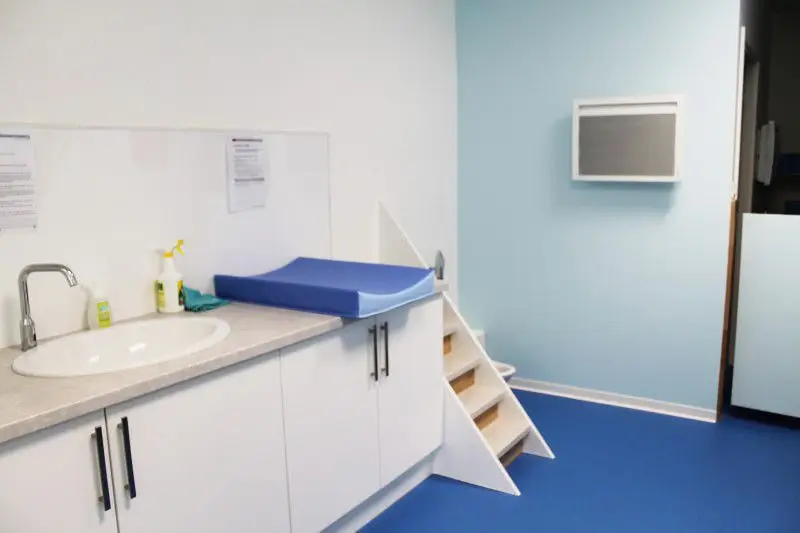 Salle de bain et espace change de la micro-crèche Les Papillons des Chérubins à Gerstheim