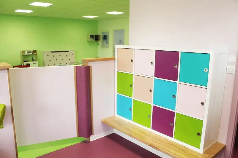 Espace vestiaire et casiers enfants de la micro-crèche Les Papillons des Chérubins à Gerstheim