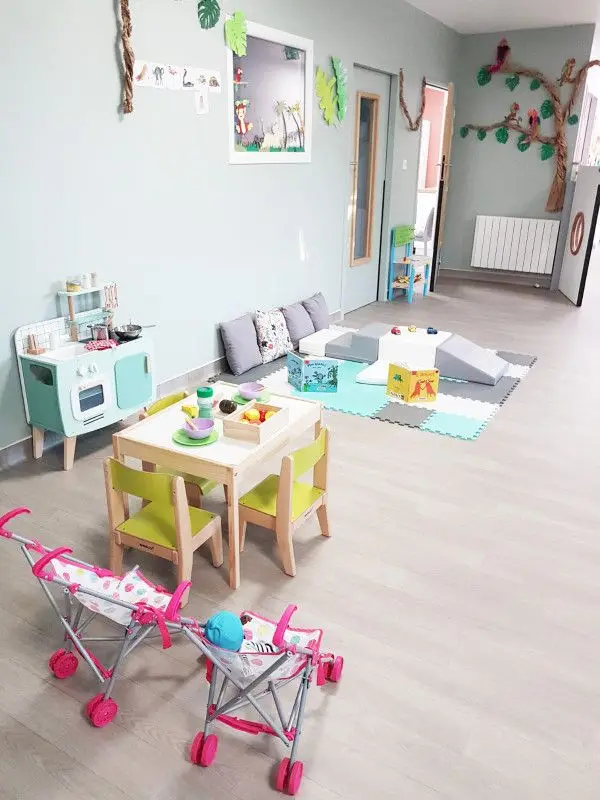 Coin dinette et jeux d'imitation de la micro-crèche Les Chérubins d'Arveyres