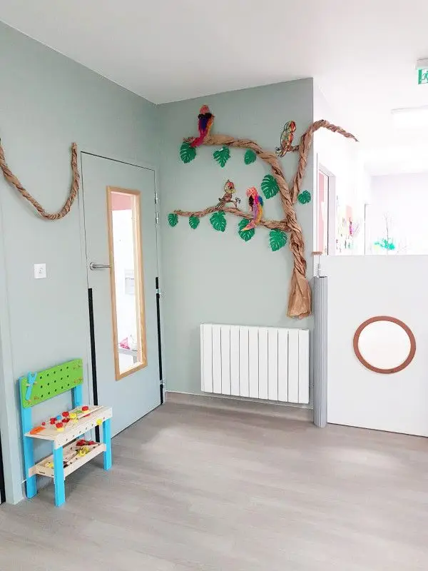 Couloir décoré sur le thème de la jungle à la micro-crèche Les Chérubins d'Arveyres