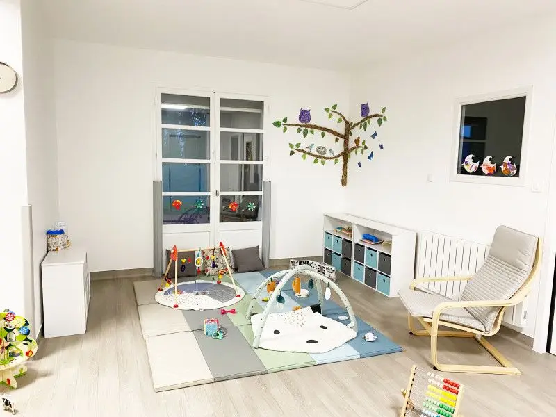 Espace de motricité et tapis de jeux de la micro-crèche Les Chérubins d'Arveyres