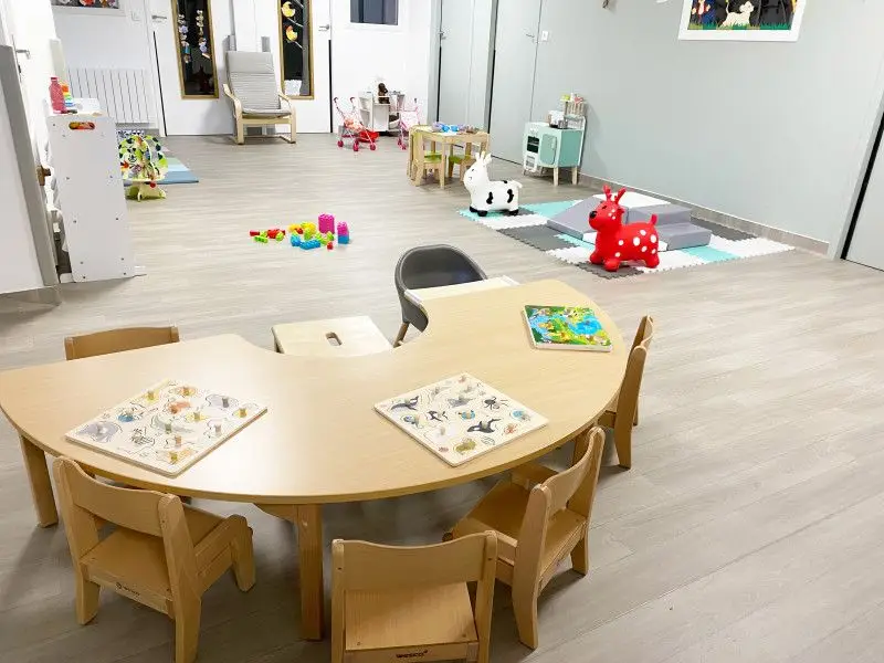 Table d'activités et puzzles de la micro-crèche Les Chérubins d'Arveyres