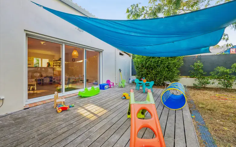 Enfants qui jouent dans le jardin extérieur de la micro-crèche Jacouti à Jacou