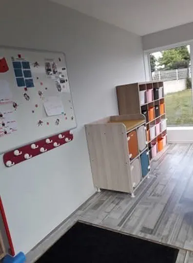 Espace de change et rangements de la micro-crèche Les Coccinelles à Marlenheim