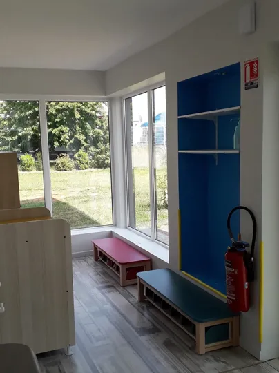 Vestiaire des enfants avec vue sur le jardin, micro-crèche Les Coccinelles à Marlenheim