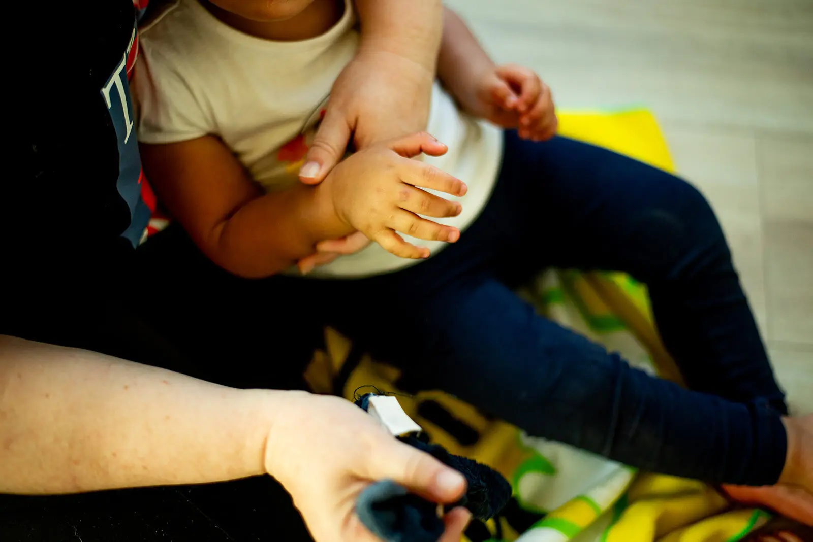 Éveil et motricité libre d'un tout-petit à la micro-crèche Les Petits Lionceaux 1 à Peltre