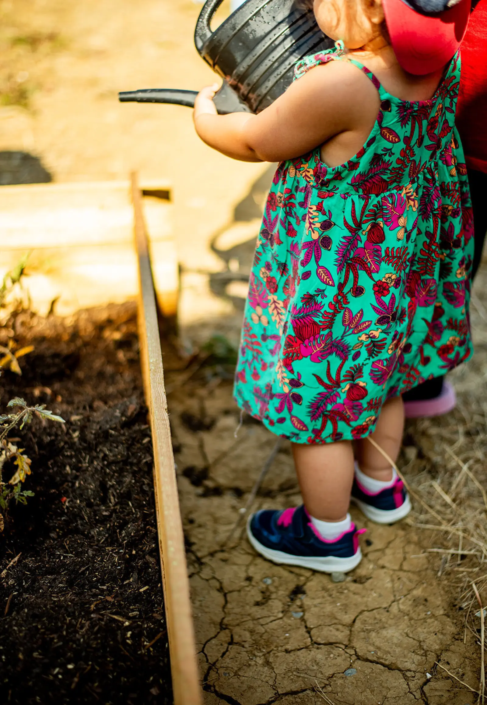 Enfant en découverte de la nature au jardin de la micro-crèche Les Petits Lionceaux 2 à Peltre