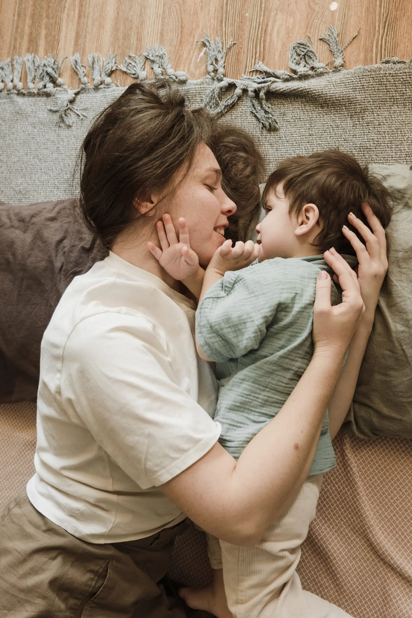 Bébé câliné avec son doudou à la micro-crèche Les Petits Lionceaux 2 à Peltre